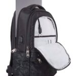Mochila negra con diseño camuflado, ideal para transportar laptops y accesorios. Cuenta con múltiples compartimentos y un interior espacioso que facilita la organización.