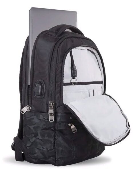 SaveClip.App_531612487_1697352284268648_776818467213262515_n Mochila negra con diseño camuflado, ideal para transportar laptops y accesorios. Cuenta con múltiples compartimentos y un interior espacioso que facilita la organización.