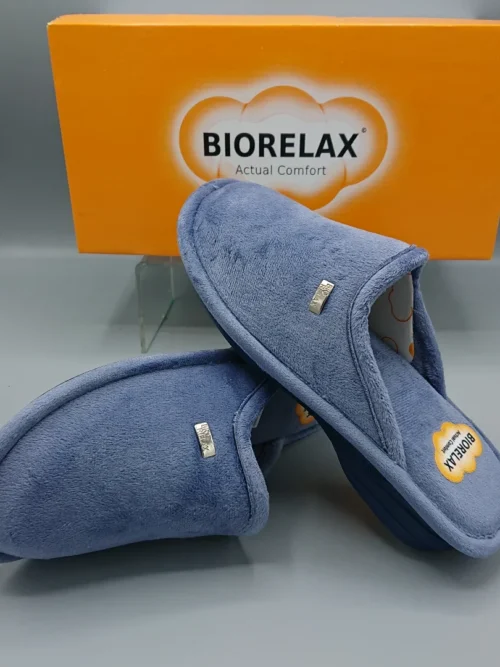 Pantuflas de la marca Biorelax en color azul, con un diseño cómodo y suave, junto a su caja de presentación. Ideal para el descanso y el confort del hogar.