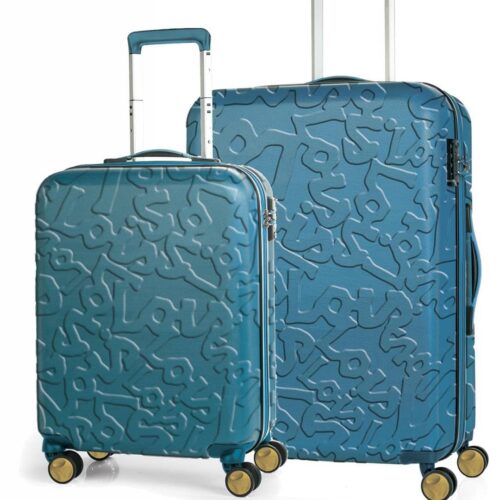 Juego de maletas de viaje en color azul, con un diseño moderno y texturizado. Incluye una maleta grande y una maleta de cabina, ambas con ruedas giratorias y asas retráctiles para facilitar el transporte. Ideal para viajeros frecuentes.
