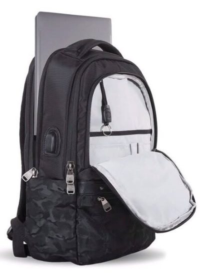 Mochila negra con diseño camuflado, ideal para transportar laptops y accesorios. Cuenta con múltiples compartimentos y un interior espacioso que facilita la organización.