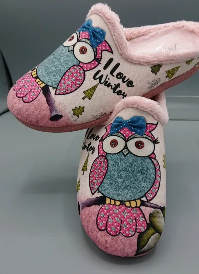 Zapatillas de casa con diseño de búho, color rosa y azul, decoradas con brillos y el texto "I Love Winter", ideales para mantener los pies cálidos en invierno.